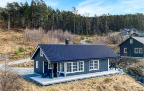 Three-Bedroom Holiday Home in Torvikbygd